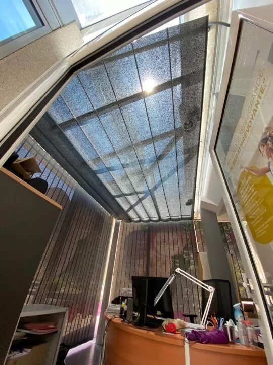 Stores intérieurs anti-chaleur sous un puit de lumière