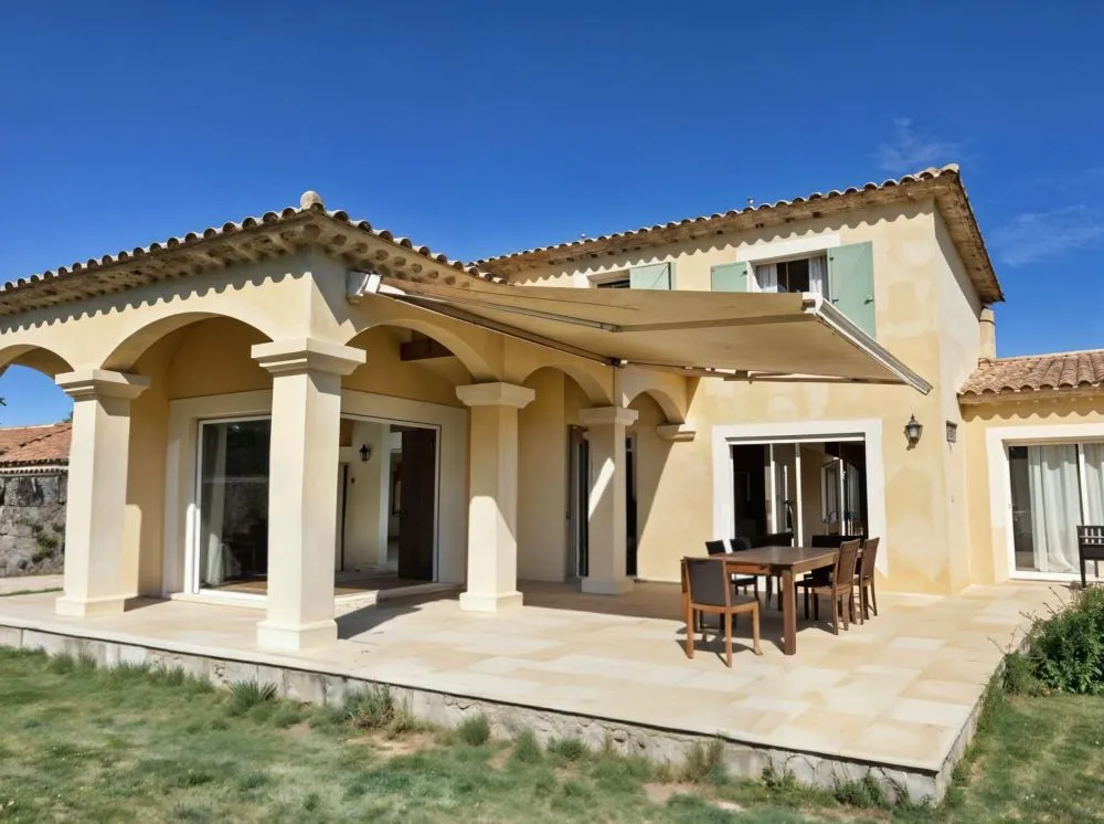 Extérieur d'une maison au soleil