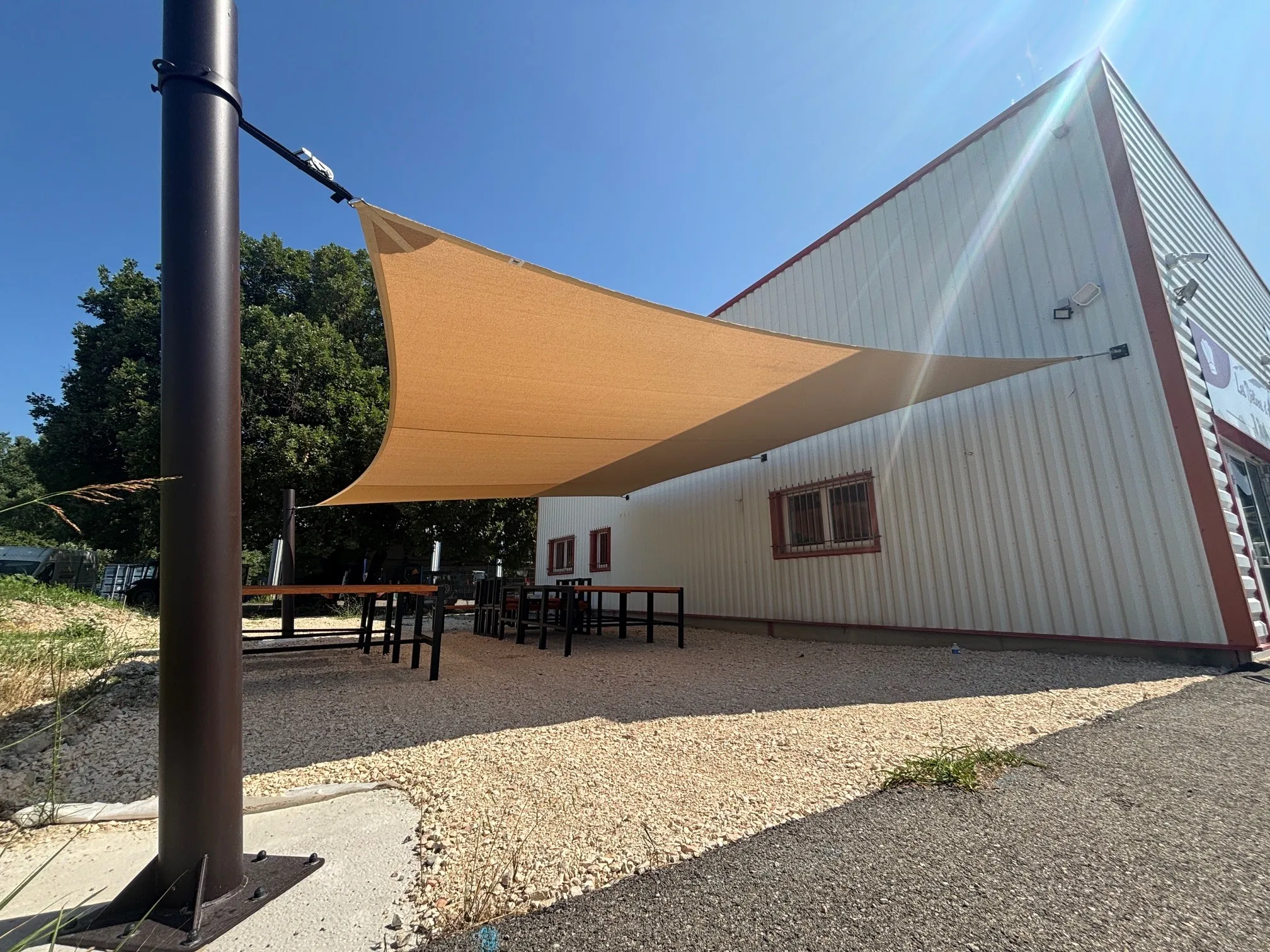 Voile d'ombrage pour terrasse traiteur restaurant drôme
