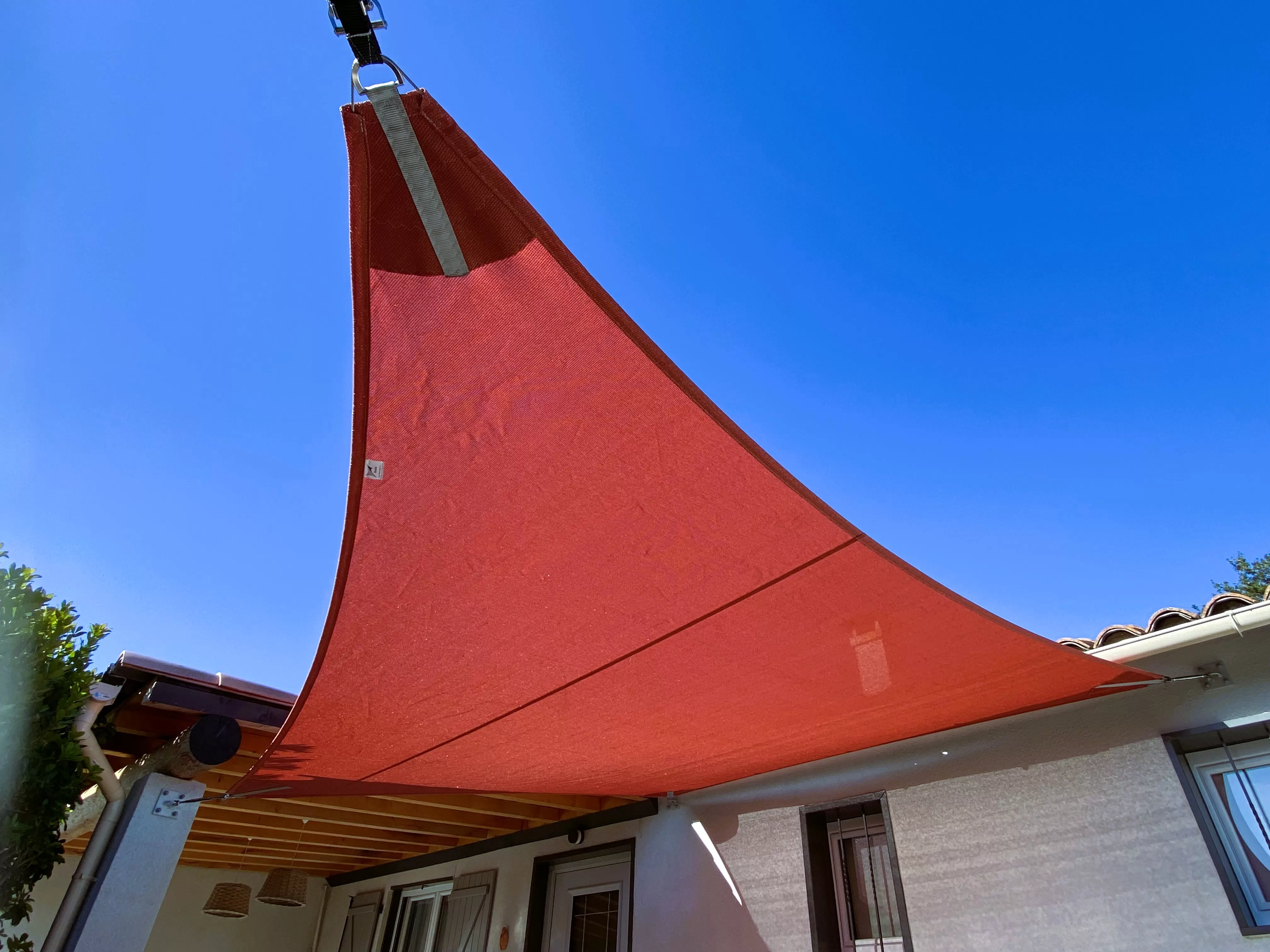 voile d'ombrage rouge pour terrasse
