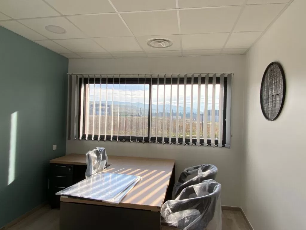 Store intérieur dans des bureaux