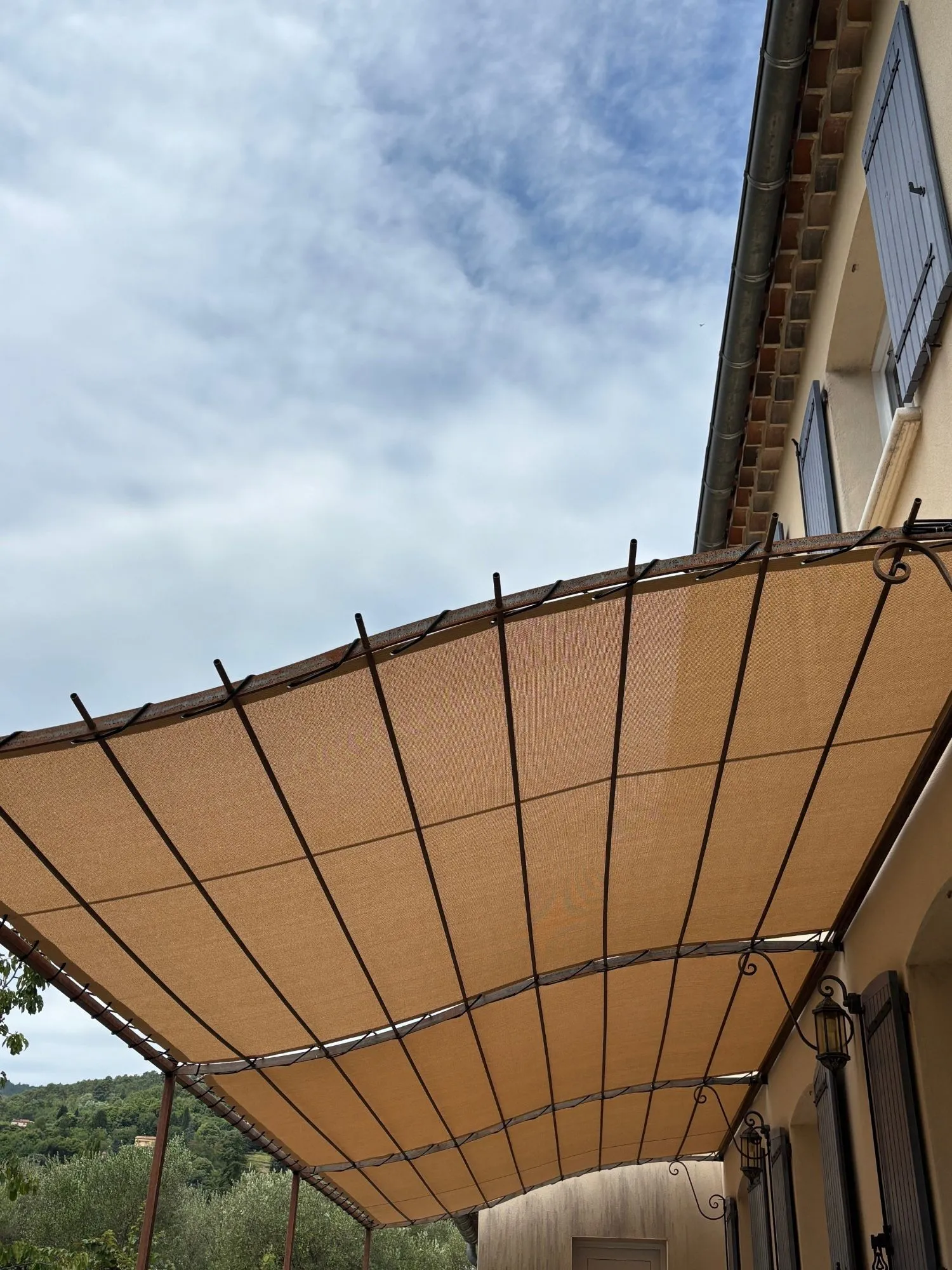 Toile tendue pergola fer forgé