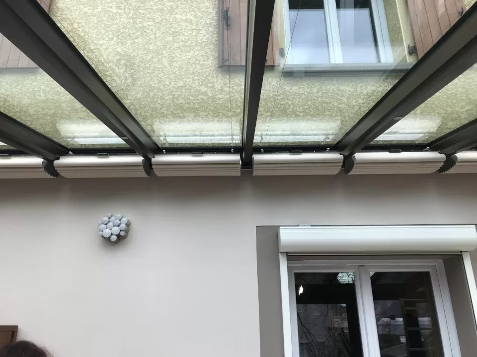 Toit véranda avec stores ouverts