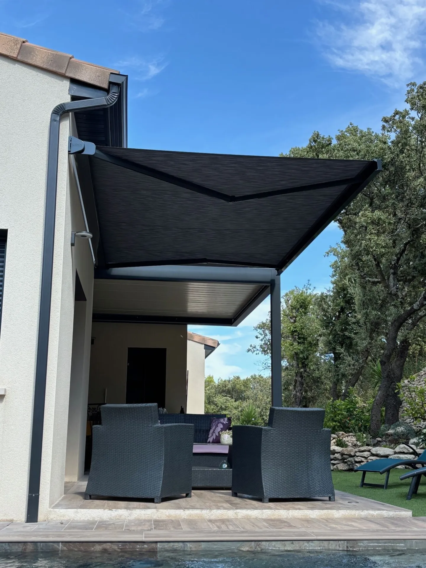 Store banne en continuité d'une pergola Drôme