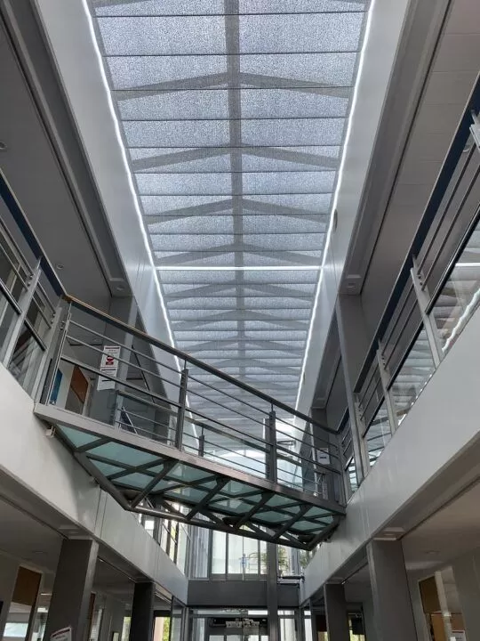 Stores intérieurs anti-chaleur sous un puit de lumière