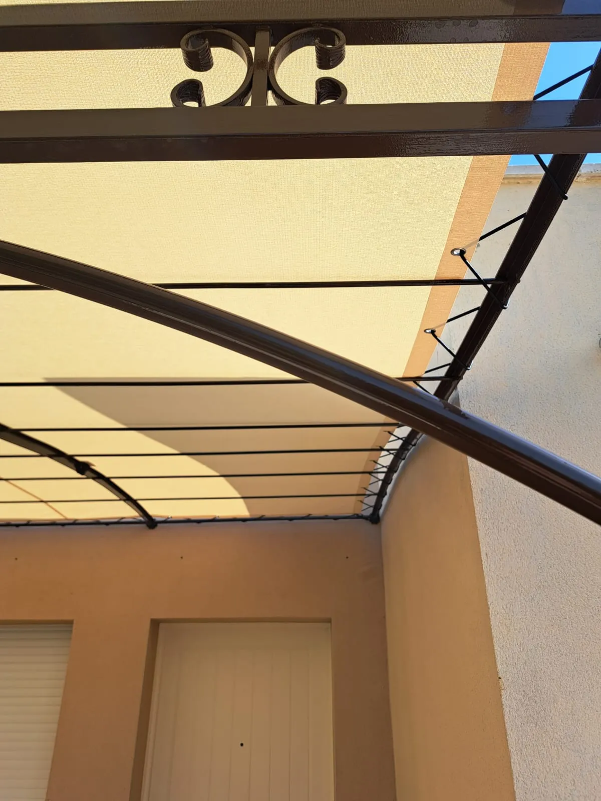 Fixation store de pergola pierrelatte