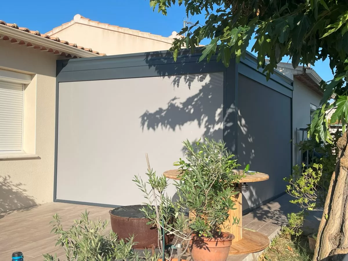 Pergola bioclimatique fermée