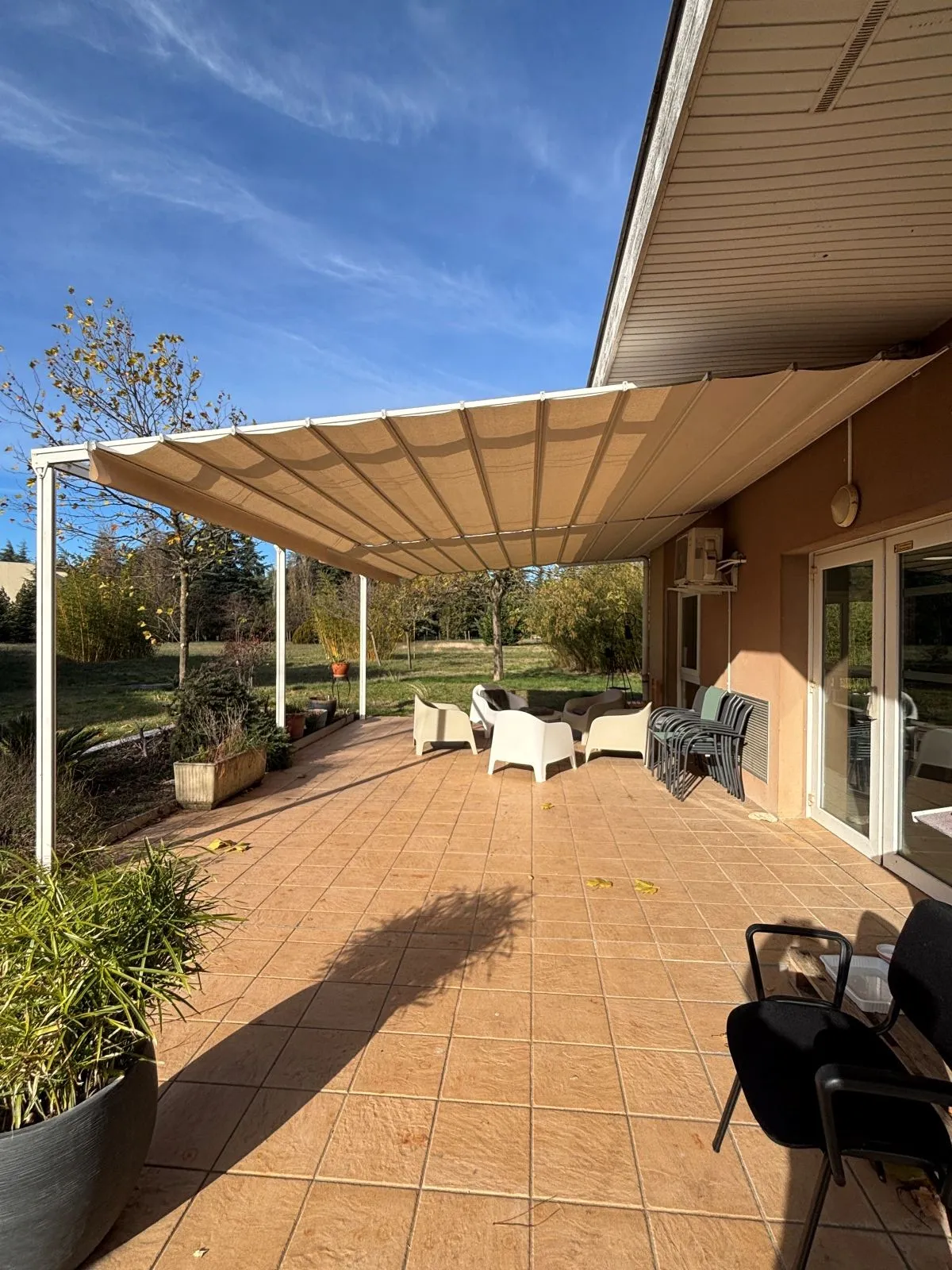 Terrasse avec store velum Drôme