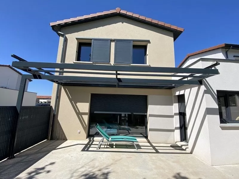 Store enrouleur extérieur sur une pergola