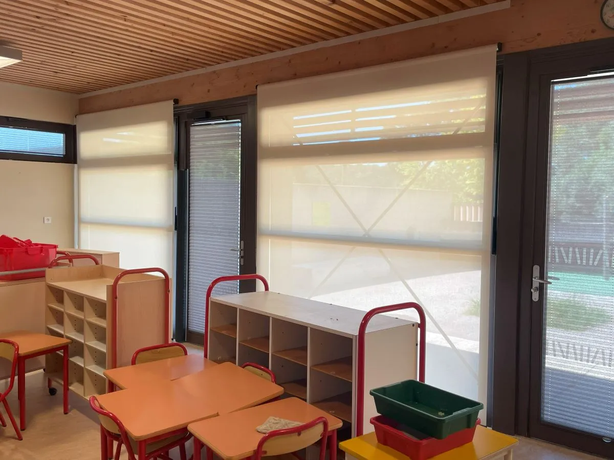 Installation de stores sur mesure dans une école