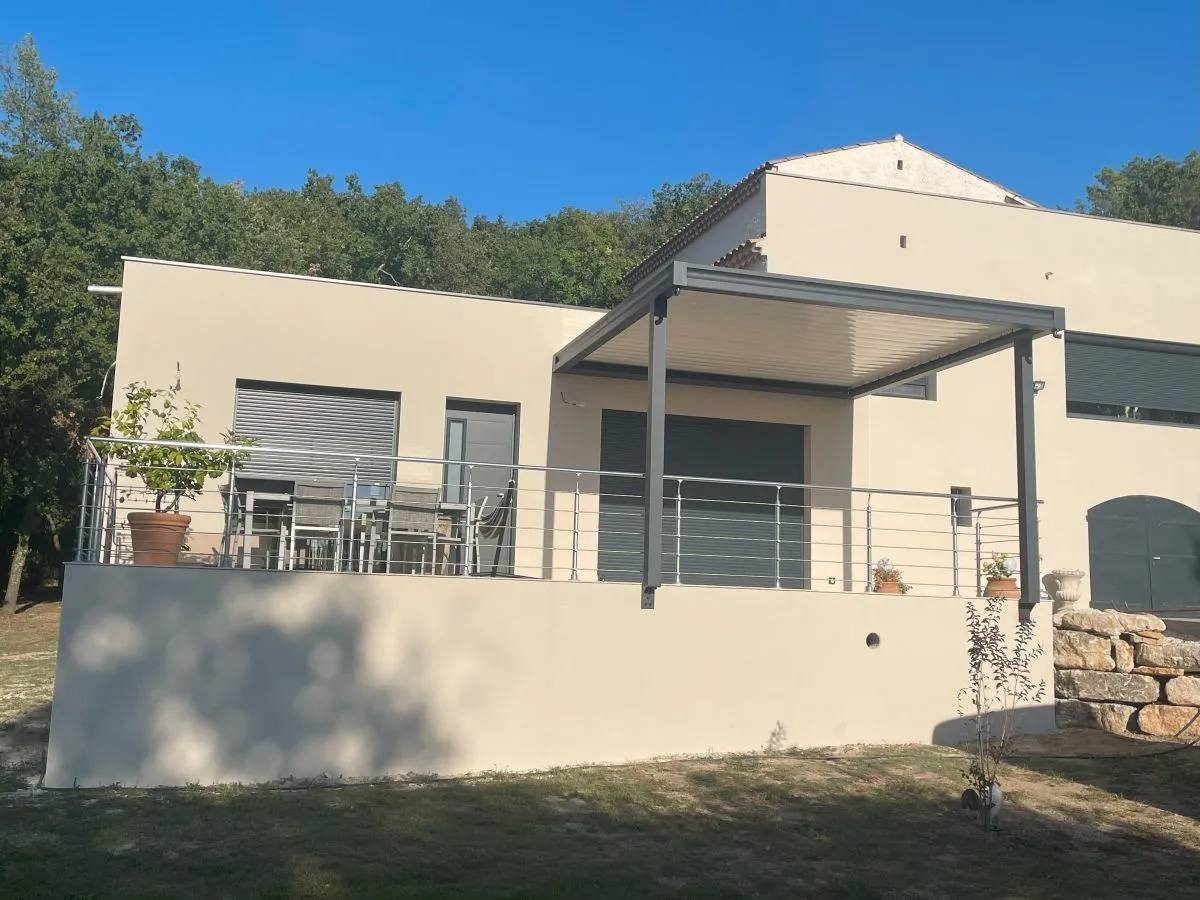 Installation d'une pergola pieds déportés en Drôme