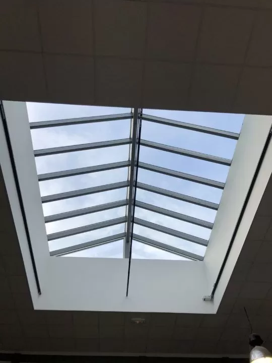 Store anti chaleur sous un puit de lumière