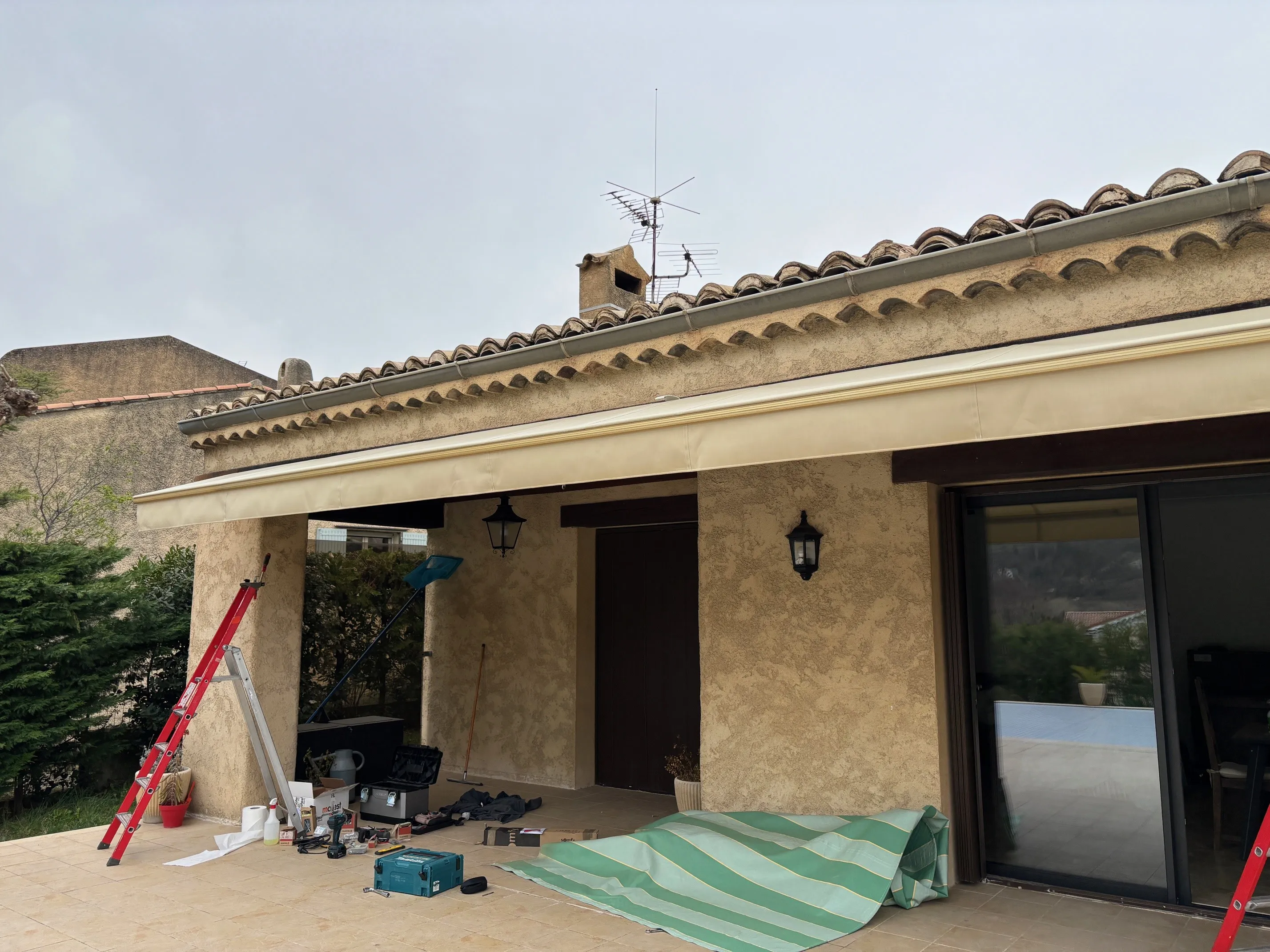 Changer la toile d'un store banne Drôme