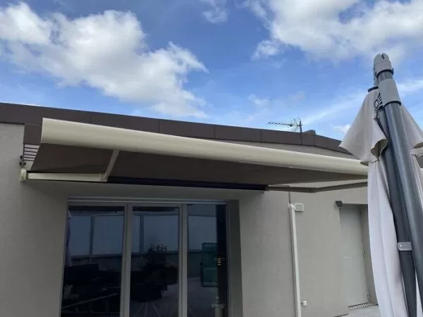 Store banne rétractable sur un balcon