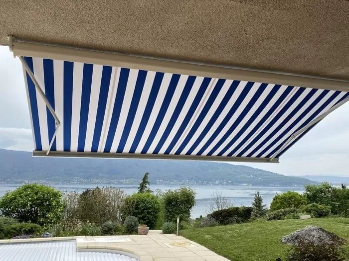 Store banne avec coffre sur terrasse