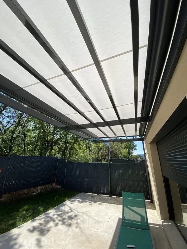 Store enrouleur extérieur sur une pergola