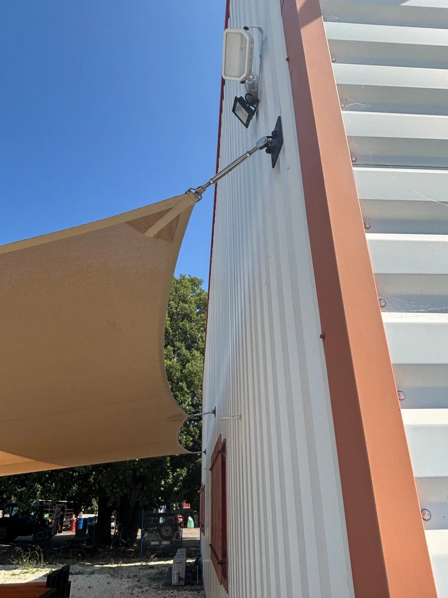 Fixation voile d'ombrage bardage