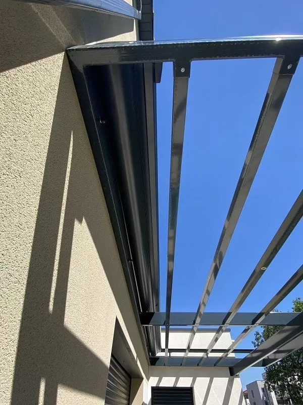 Store enrouleur extérieur sur une pergola