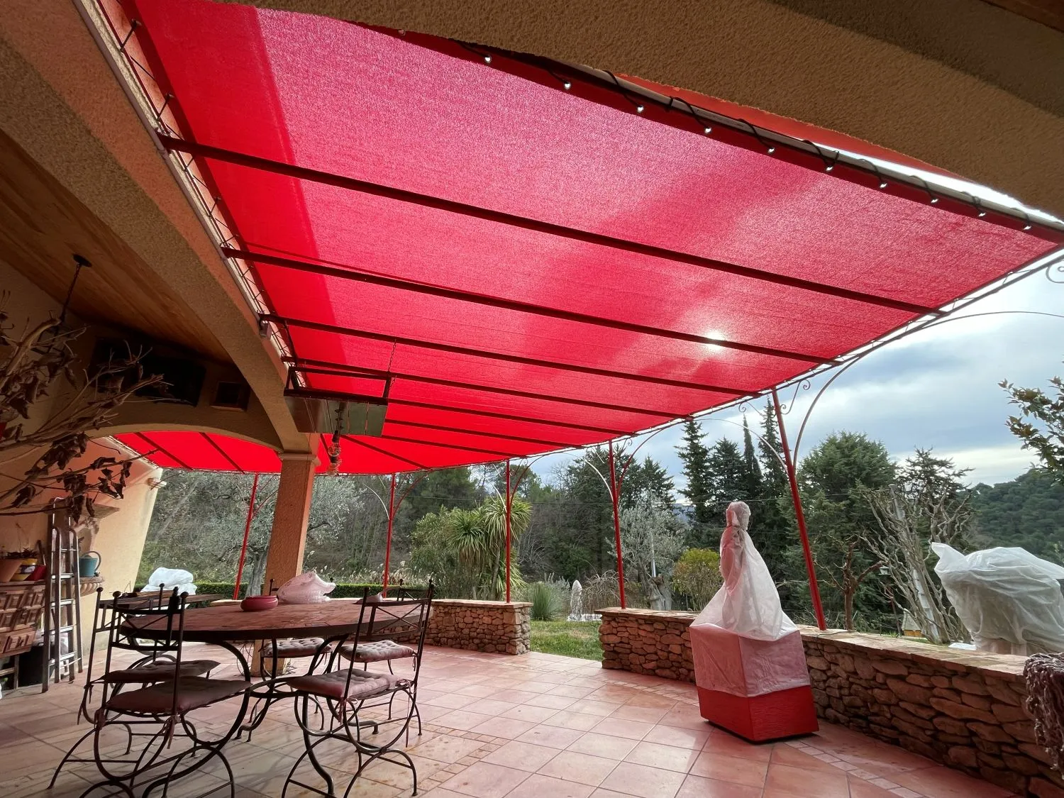 Toile sur mesure pour structure de terrasse en fer forgé