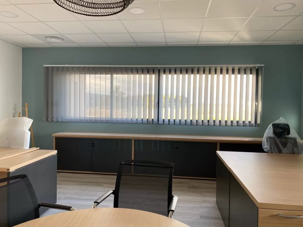 Store intérieur dans des bureaux