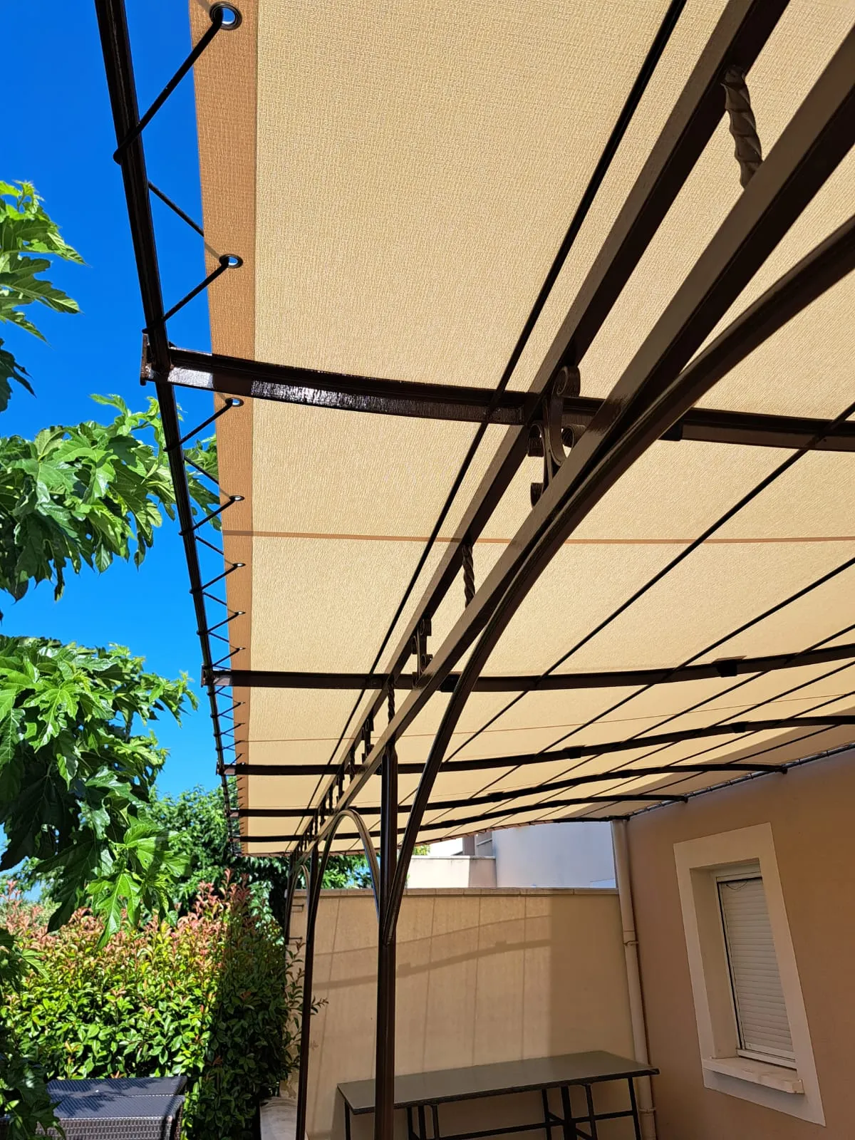 Pose de toile sur pergola pour une terrasse à Pierrelatte