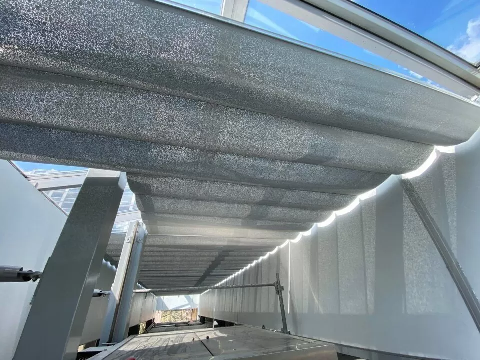 Stores intérieurs anti-chaleur sous un puit de lumière