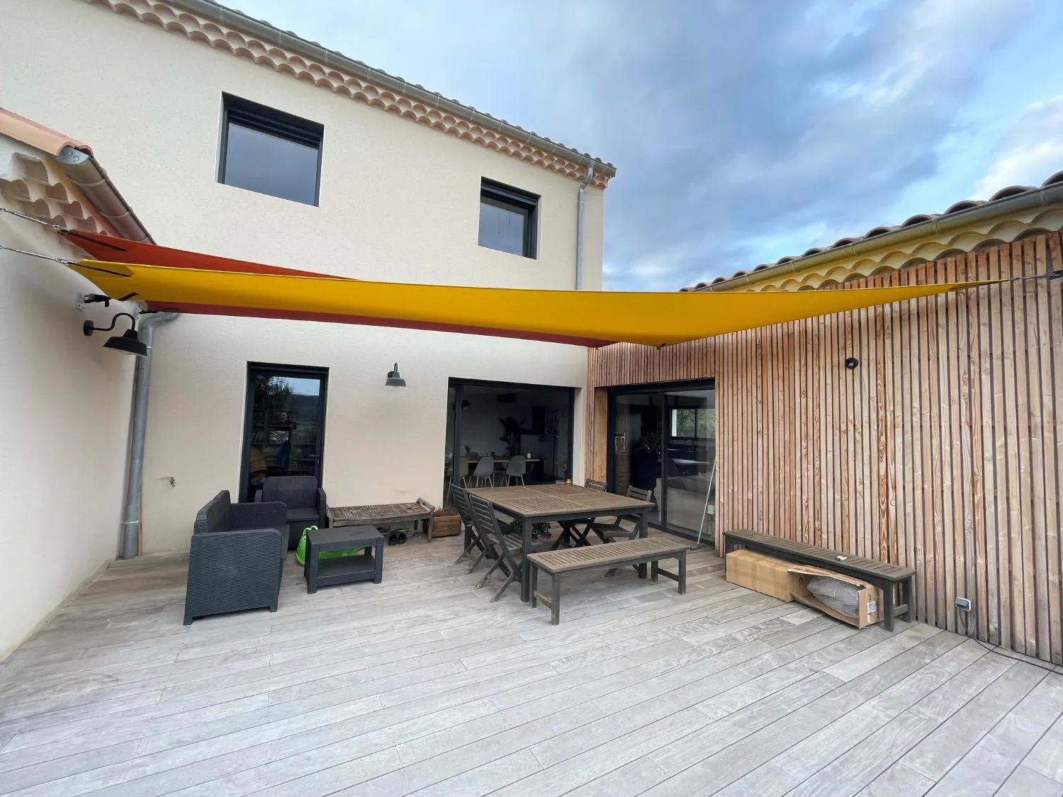 Double voile d'ombrage jaune et rouge sur terrasse dans la Drôme