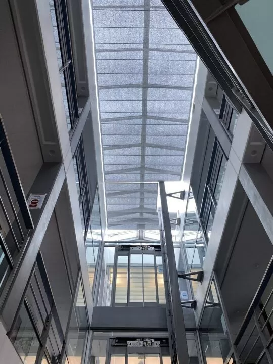 Stores intérieurs anti-chaleur sous un puit de lumière