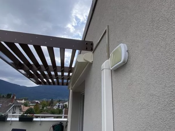 Store banne rétractable sur un balcon