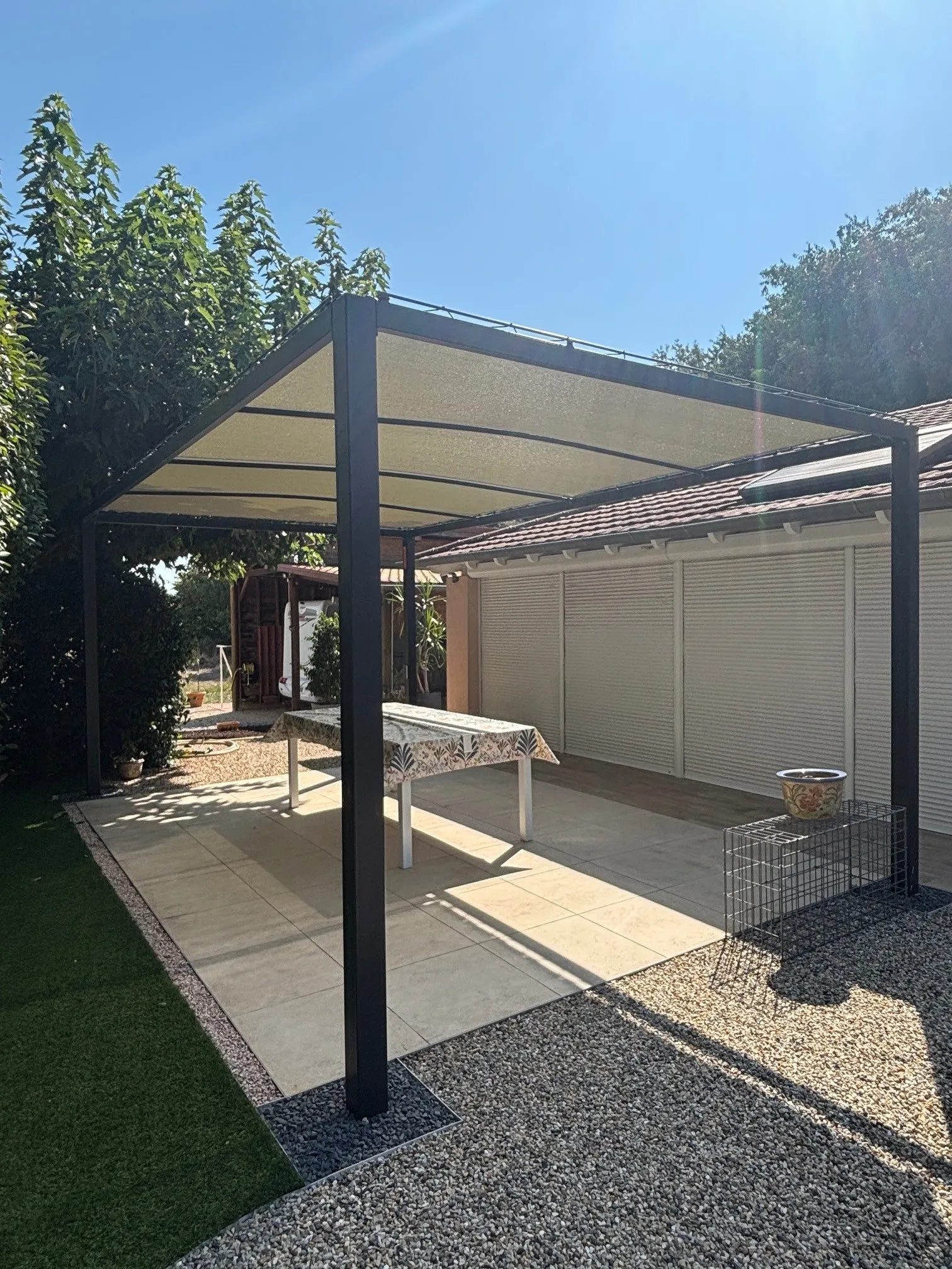 Toile tendue stretch pour terrasse à fixer