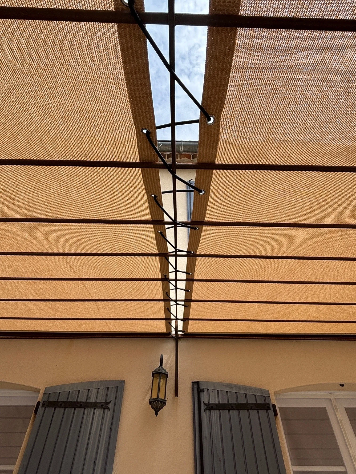 Toile micro perforée pergola en fer forgé