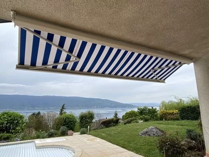 Store banne avec coffre sur terrasse
