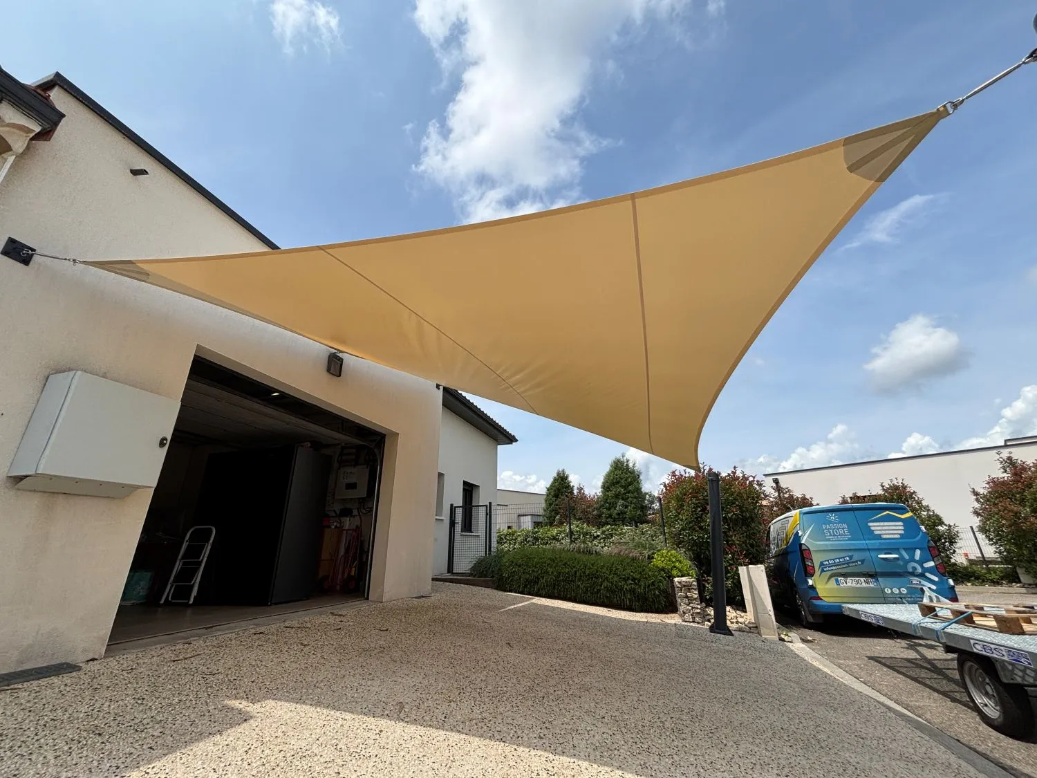 Voile d'Ombrage devant avancée de Garage en Ardèche