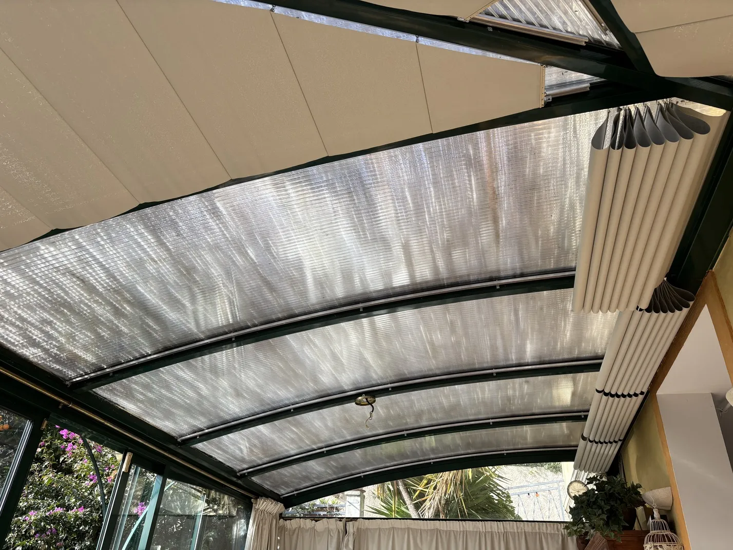 store de véranda cintrée sur mesure, forme triangulaire