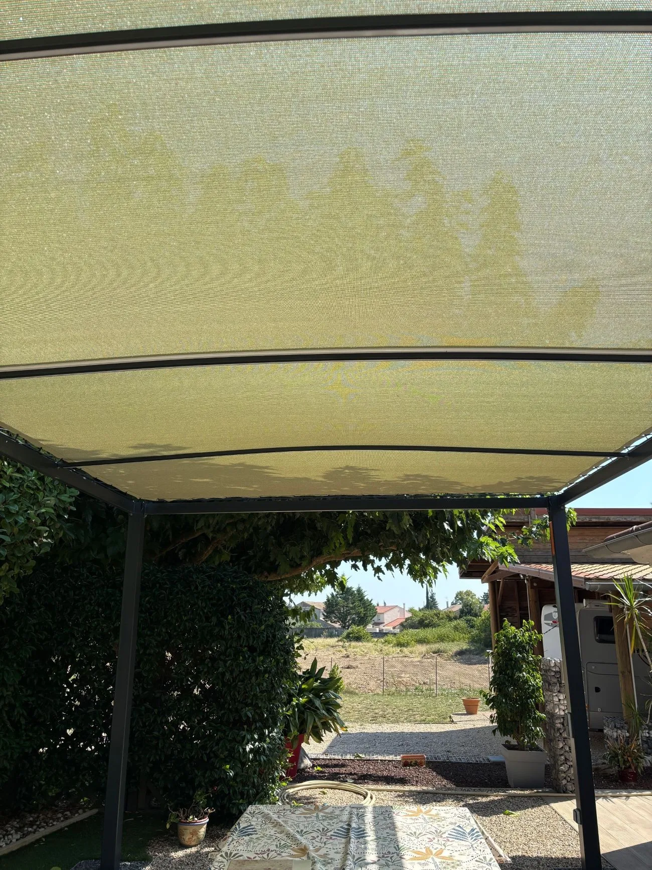 Toile à accrocher sur structure de pergola en acier