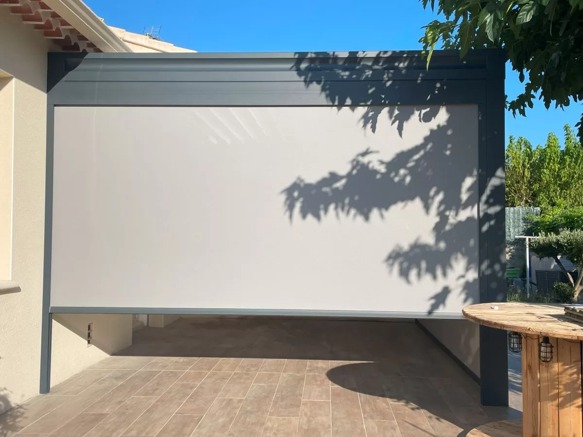 Pergola à lames orientables avec store vertical