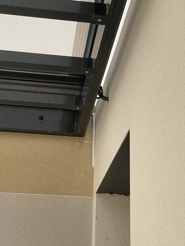 Store enrouleur extérieur sur une pergola