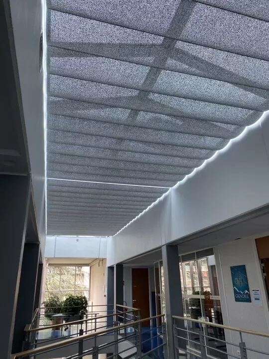 Stores intérieurs anti-chaleur sous un puit de lumière