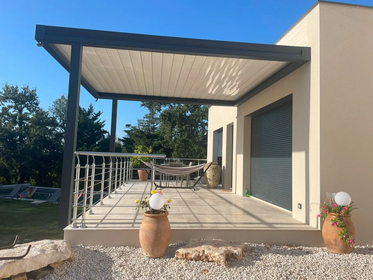 pergola lames orientables blanches
