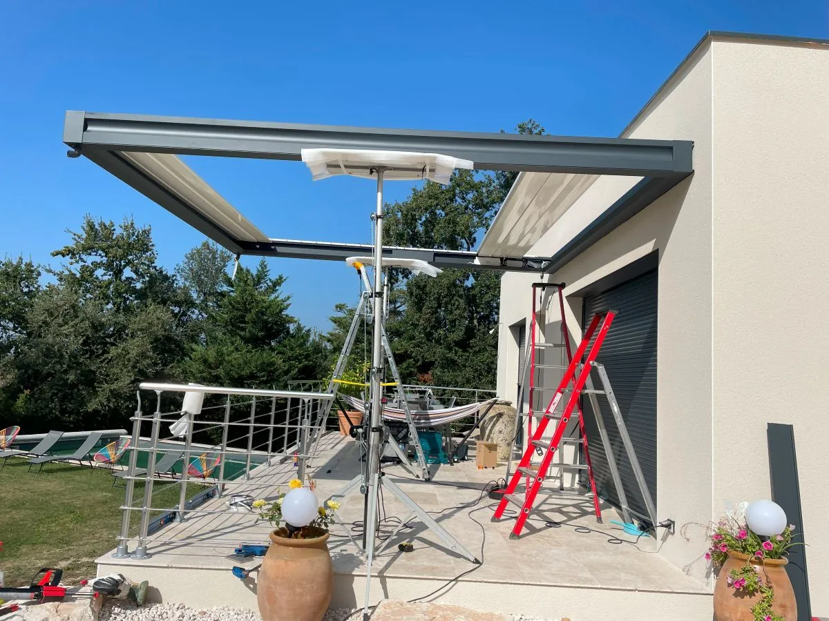 Mise en place pergola fixation murale