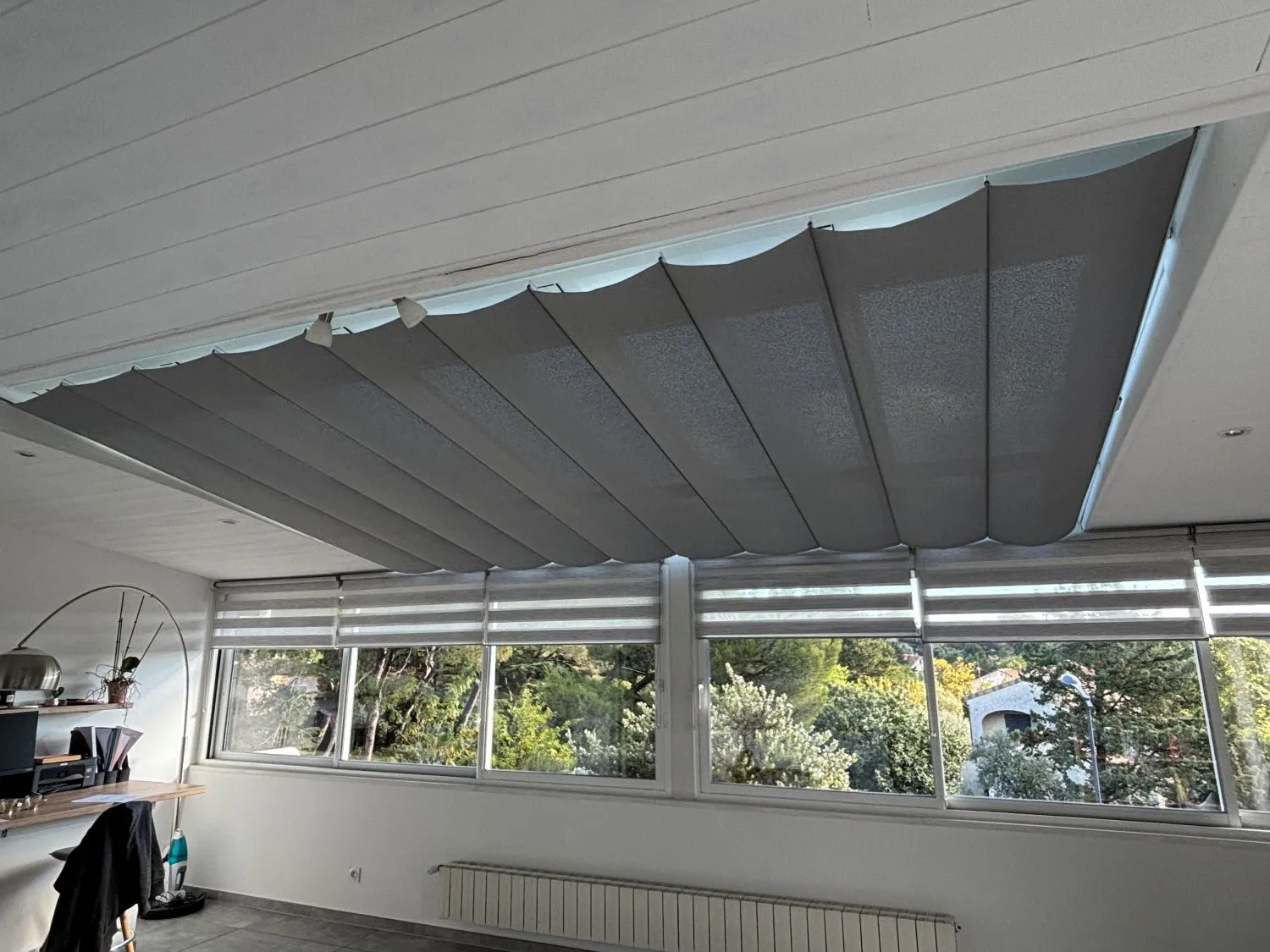 store gris pour protéger sa véranda