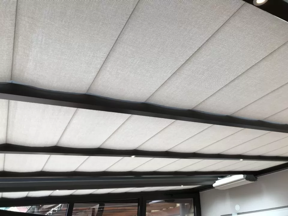 Installation de stores anti chaleur dans une véranda