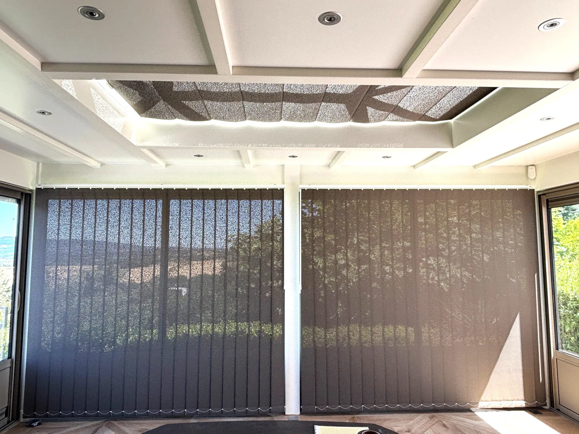 Installation stores thermiques dans une véranda