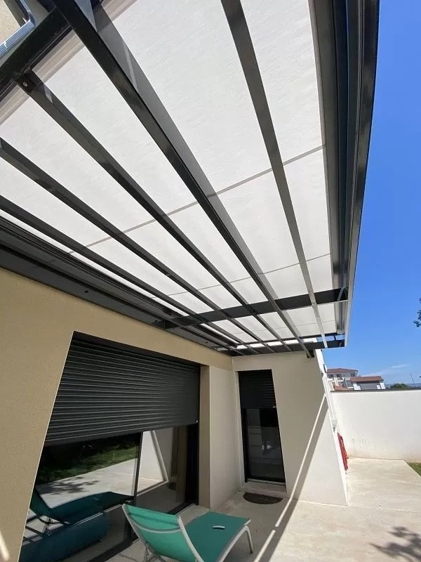 Store enrouleur extérieur sur une pergola