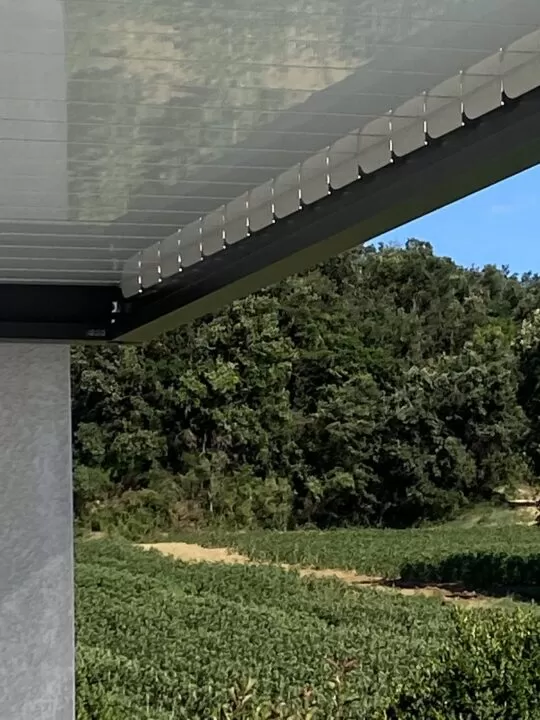 Pergola bioclimatique pour une piscine