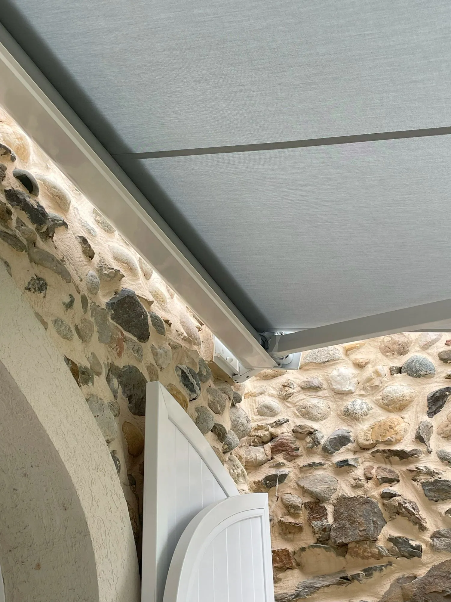 Fixations store banne mur pierre