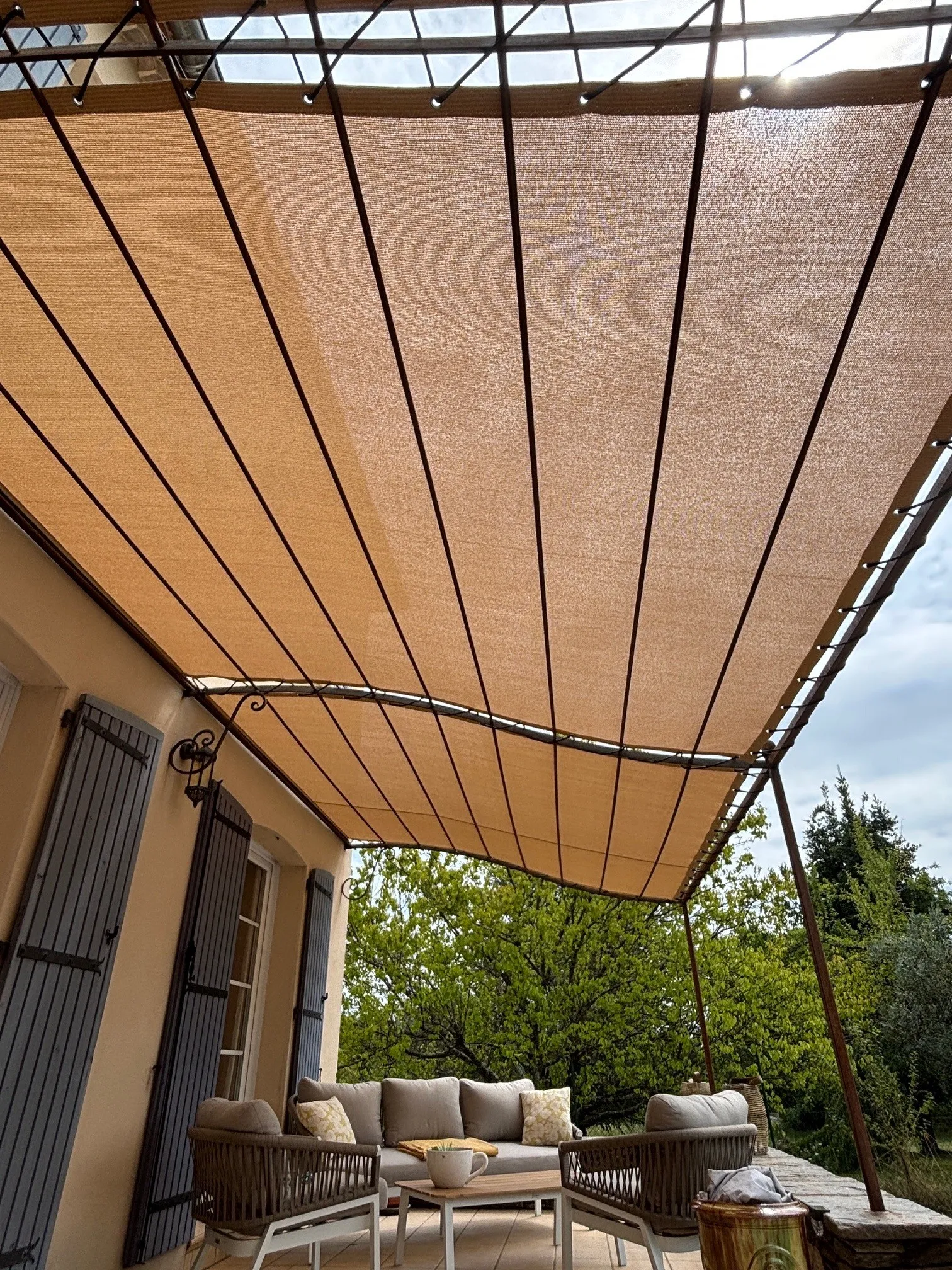 Toile tendue pour protéger sa pergola