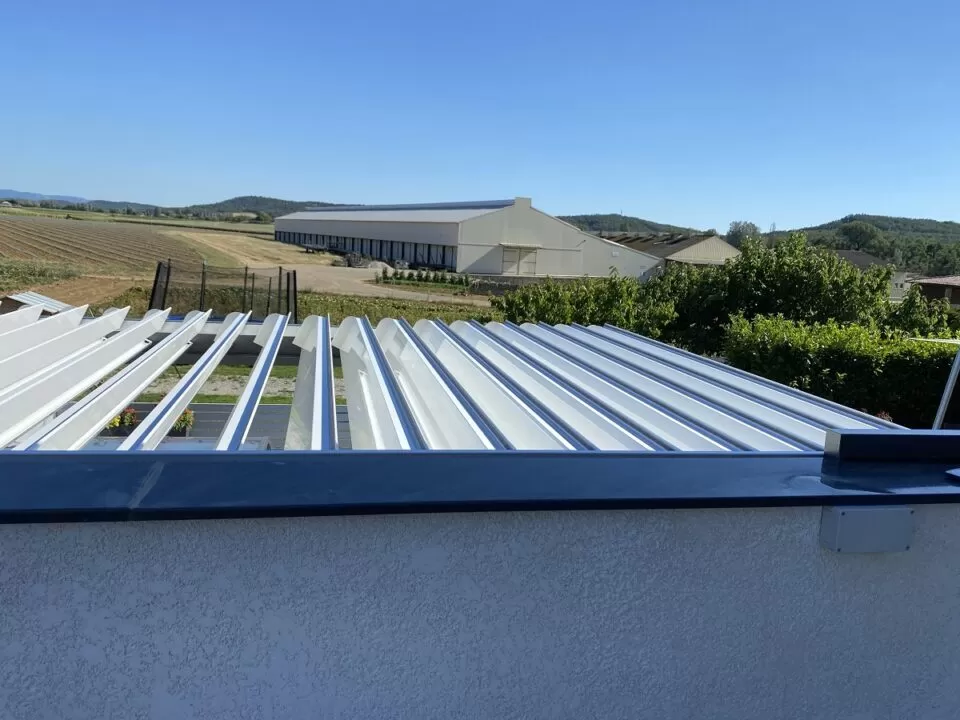 Pergola bioclimatique pour une piscine