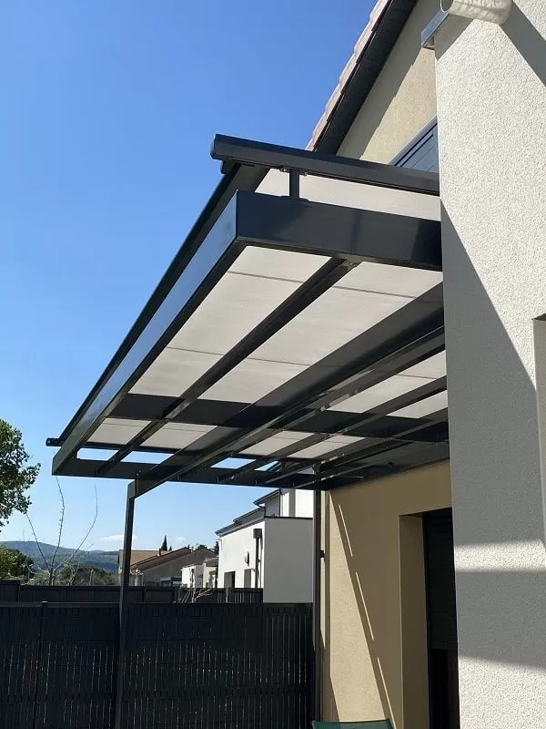 Store enrouleur extérieur sur une pergola