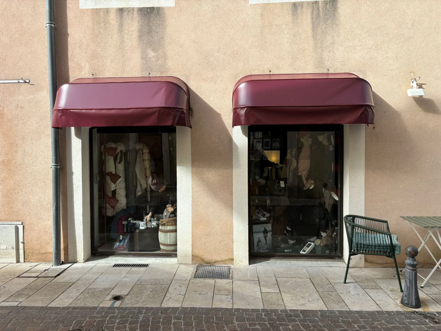 Store corbeille devanture magasin dans la Drôme